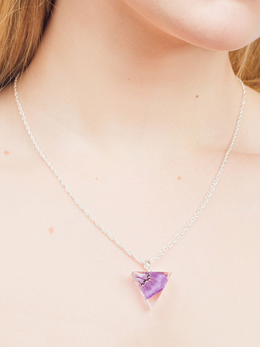 Серебряная подвеска с лиловым пёрышком внутри