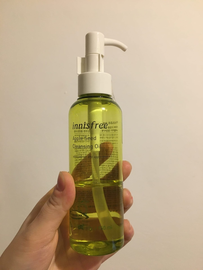 Гидрофильное масло Innisfree Apple Seed Cleansing Oil. Очищает даже водостойкие текстуры, при контакте с водой превращается в пену. Смывать остатки нужно с пенкой.