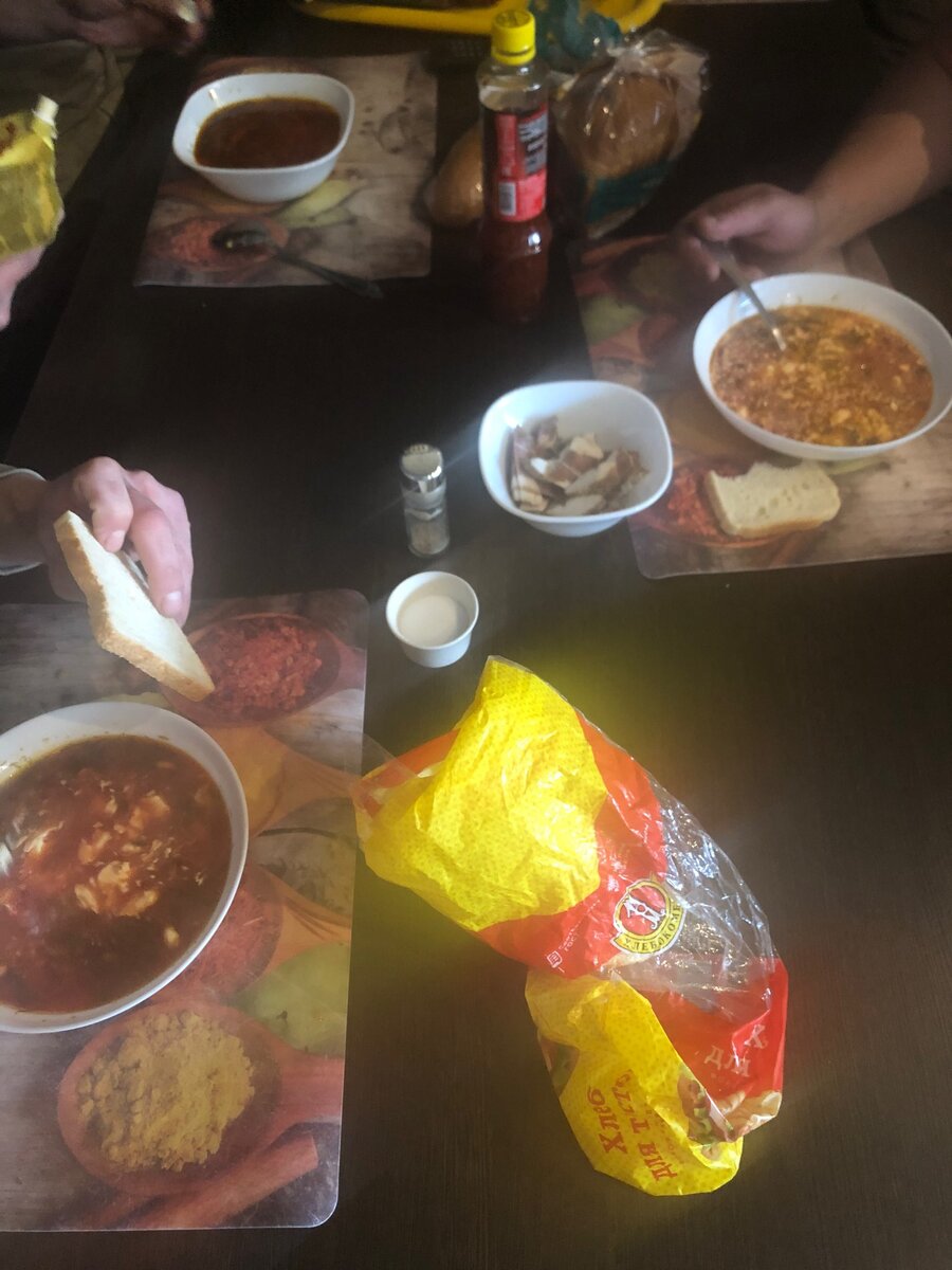 Борщ со сметаной и домашняя грудинка