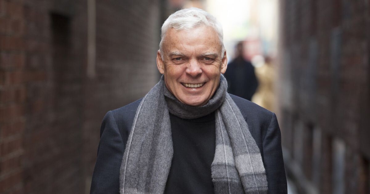 Автор романа Грэм Симсион. Источник фото-https://cutt.ly/ehzrlGe