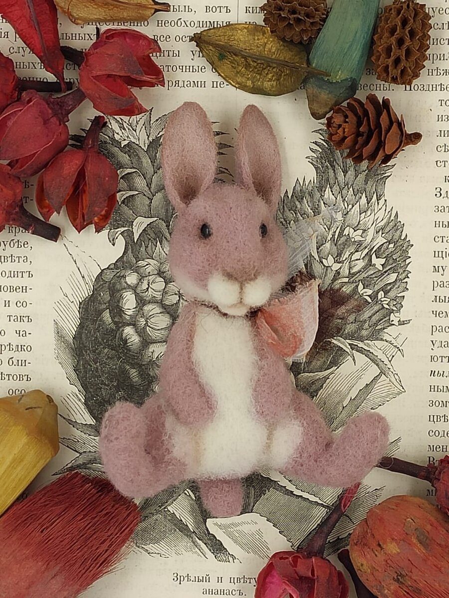 Зайчик розовый - брошка, сделан в технике сухое валяние