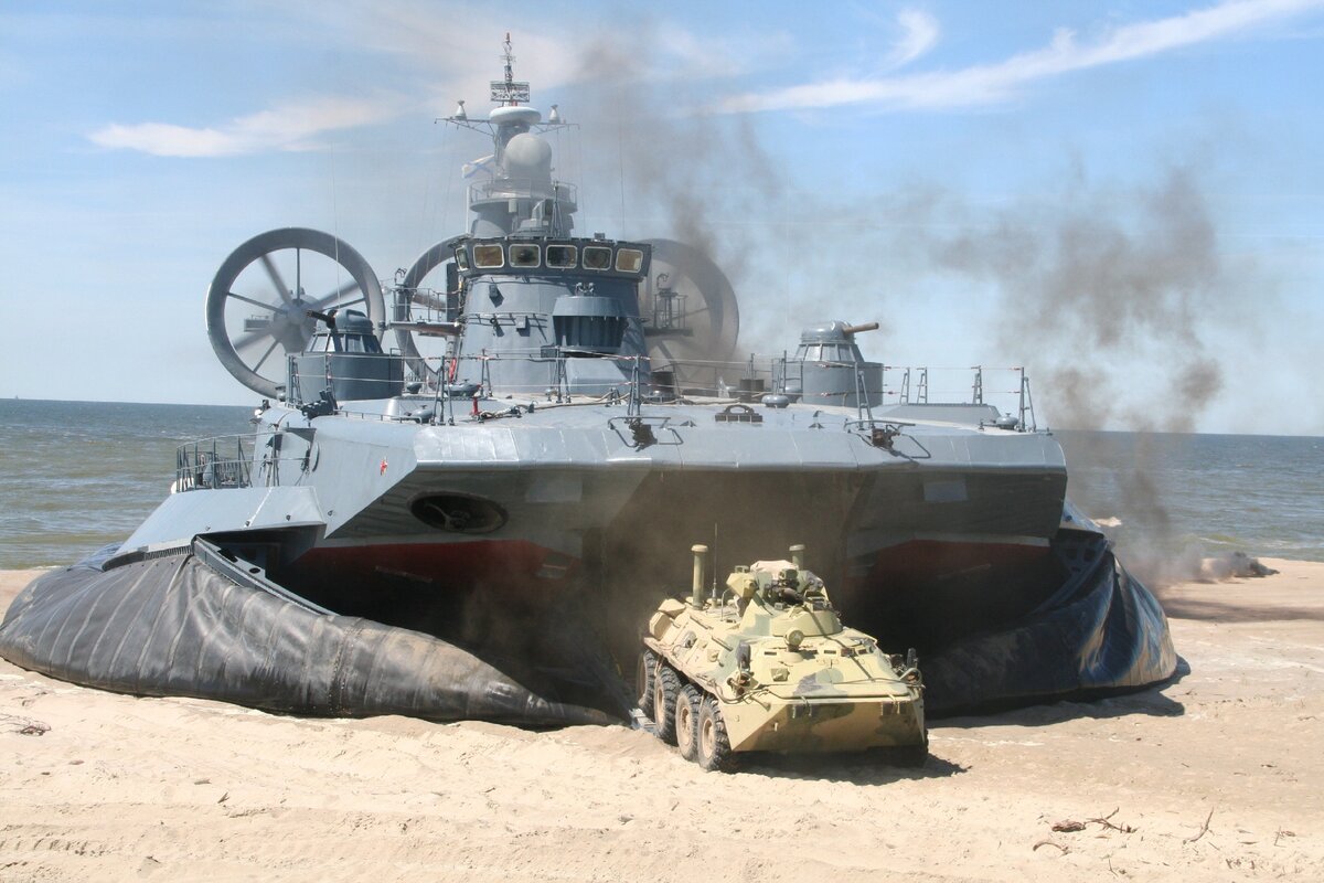 Высадка техники с ДКВП. Источник: forums.airbase.ru