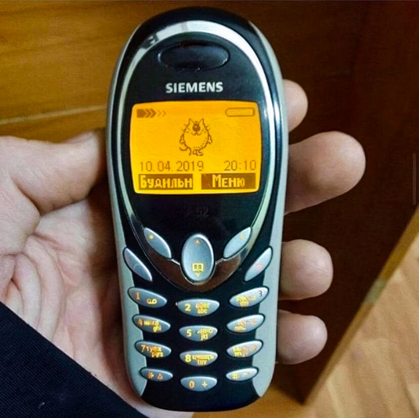 Вот такой у меня был. SIEMENS A52. Фото с просторов интернета 