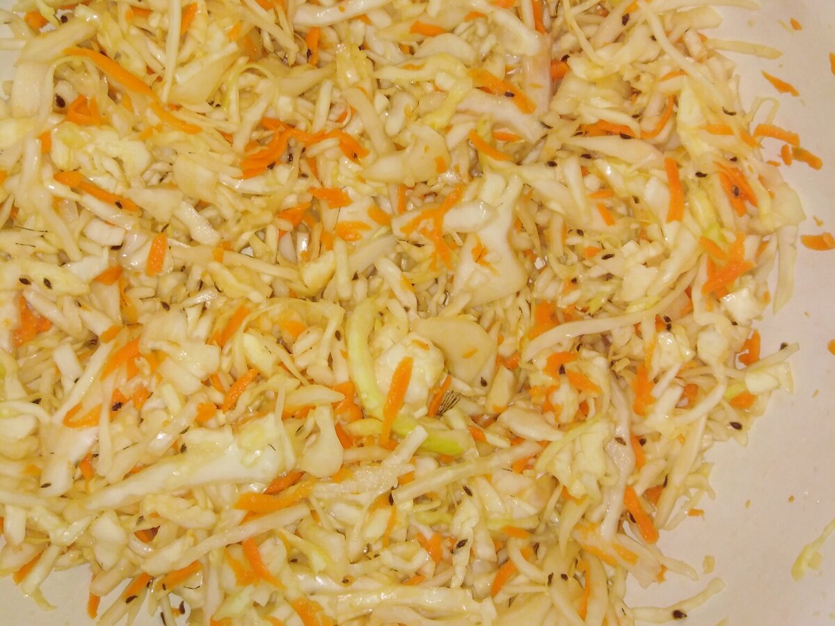 Капуста, морковка, семена укропа и соль.