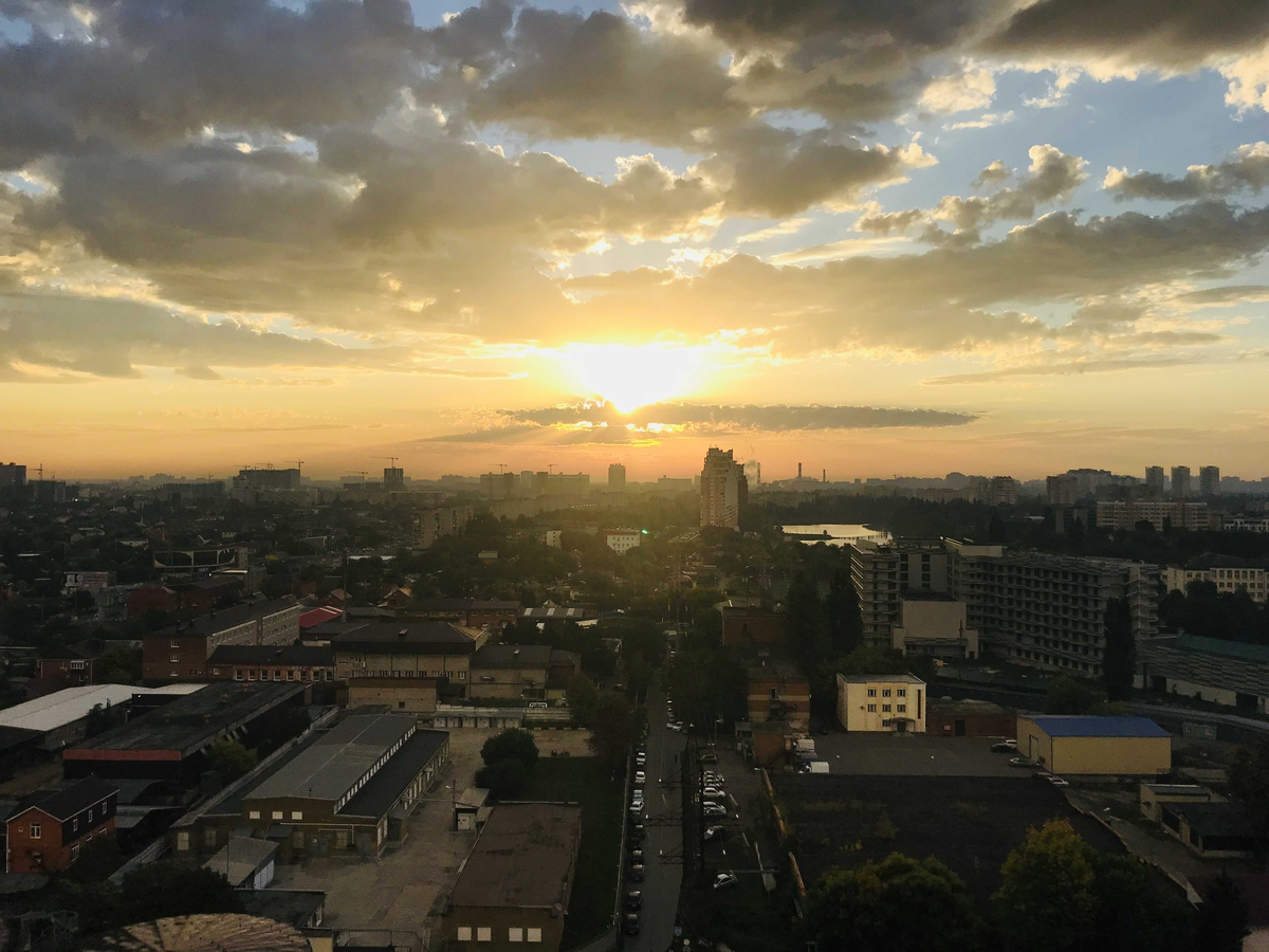 На фотографии запечатлён рассвет, прекрасное природное явление.