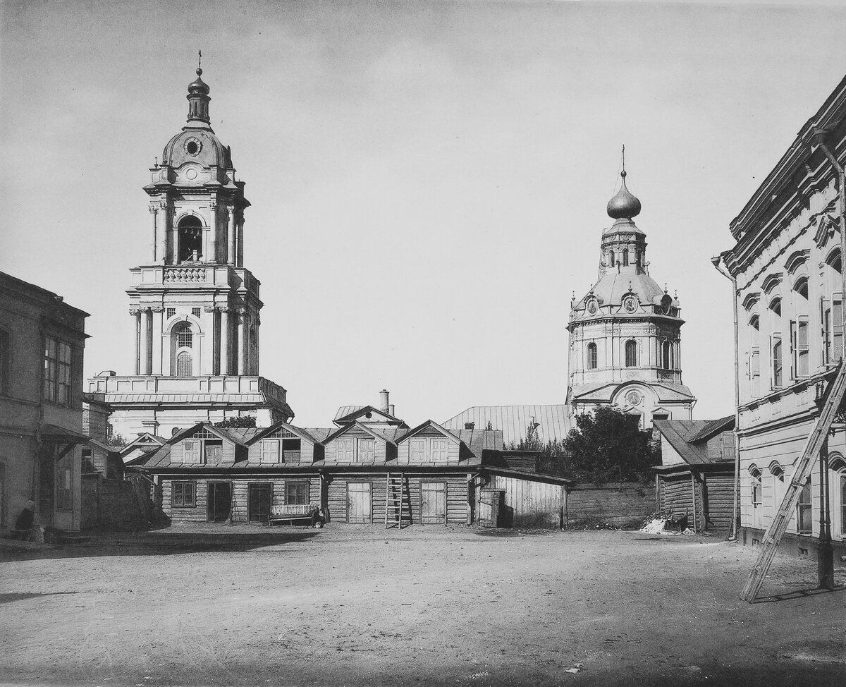 Вид с Кузнецкой (Новокузнецкой) улицы в сторону Пятницкой. Церковь Параскевы Пятницы. Фото 1882 год.