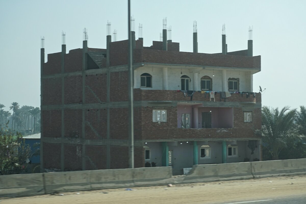 Об этом написали многие блогеры. Недавно я побывал на экскурсионном автобусе в Каире и такая картина - как чирей в моих глазах. Дома без внешней отделки, торчащими арматурами и без крыш. 