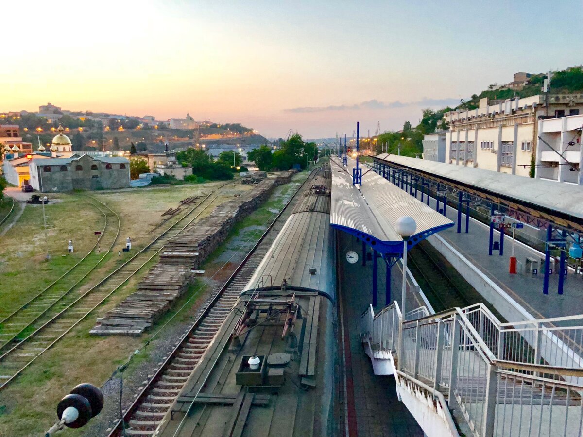 Вид на станцию с пешеходного мостика