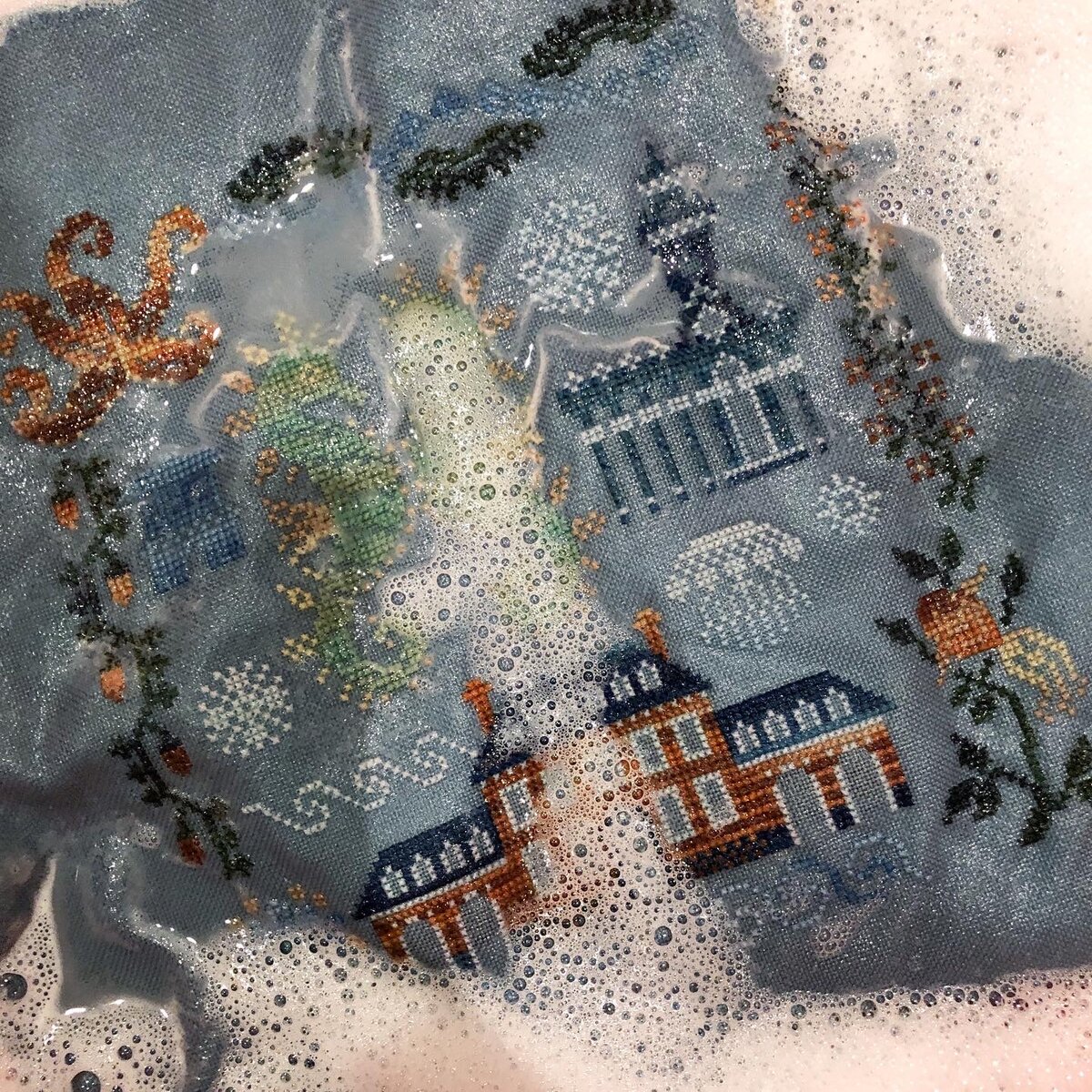 Фото автора. Процесс стирки работы Морские коньки.