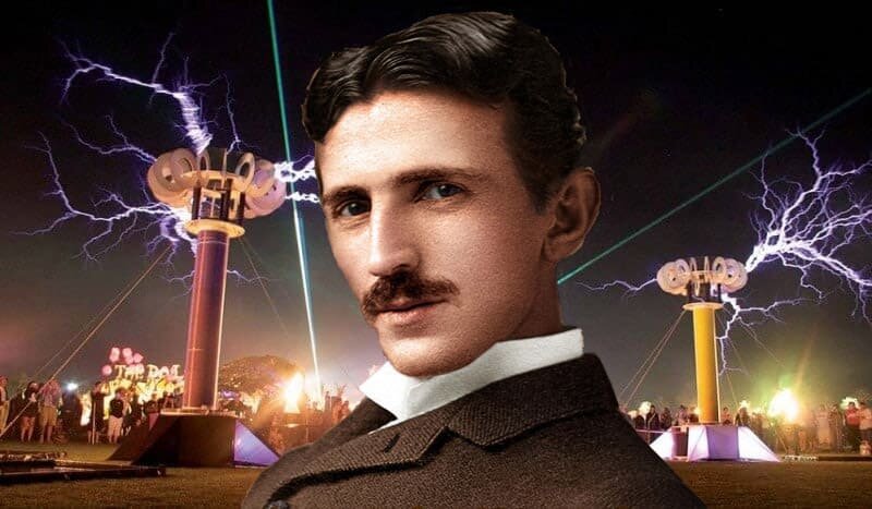 Сербско-американский физик и изобретатель Никола Тесла более ста лет назад представил технологию беспроводной передачи электроэнергии.