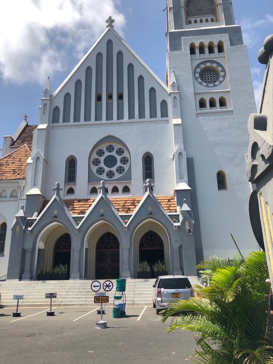 Церковь напротив порта