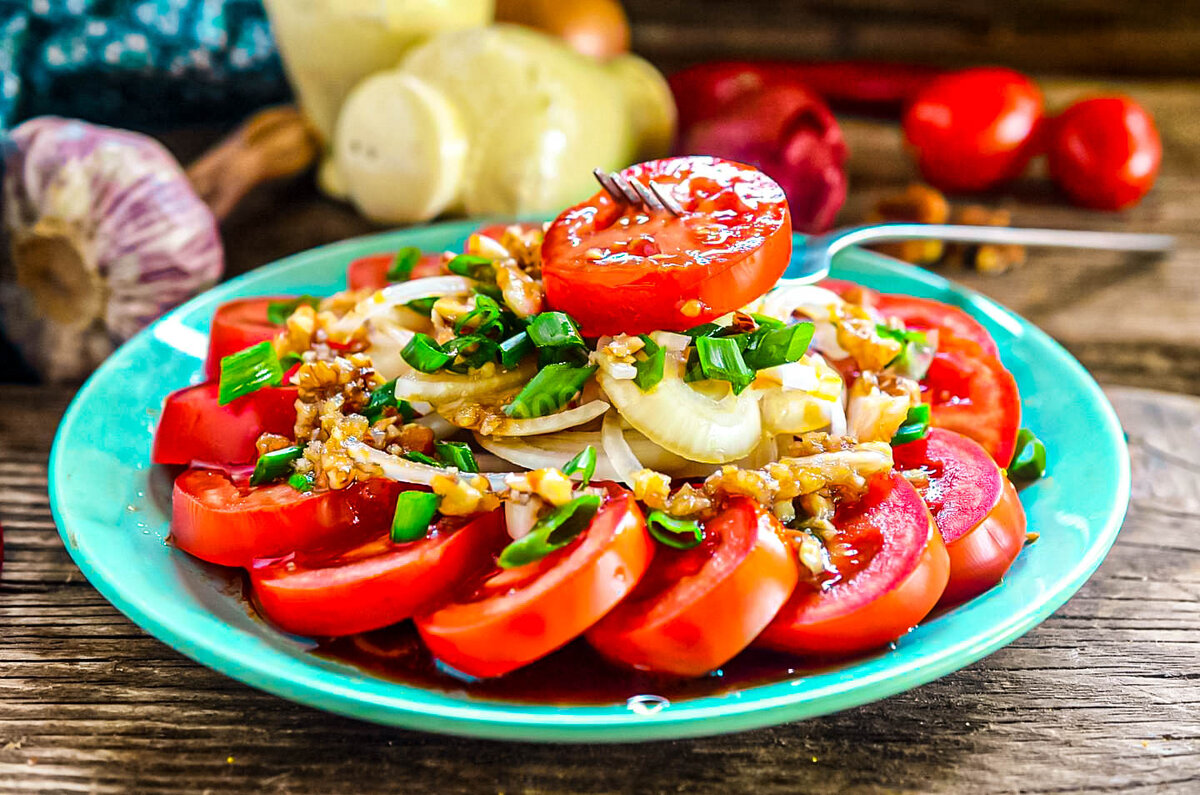 Салат из помидор простой рецепт вкуснейший. Салат из помидоров. Салат из свежих помидоров. Помидорный салат. Салат из помидоров с орехами.