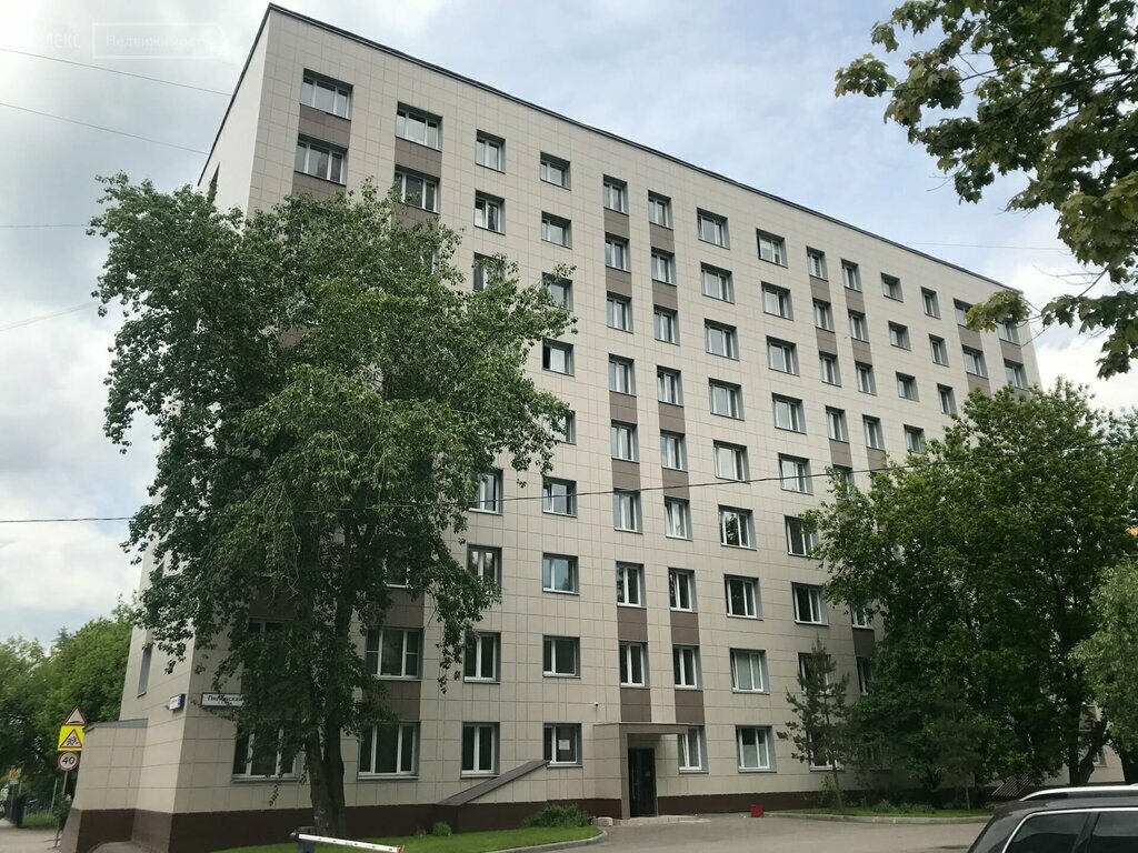 За исключением того, что тут нет балконов, выглядит как обычный дом