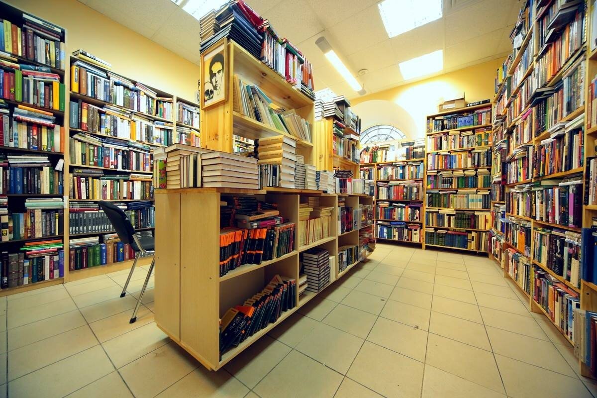 Книги магазин работа. Циолковский книжный. Циолковский книжный магазин. Магазин книг. Книжный магазин фото