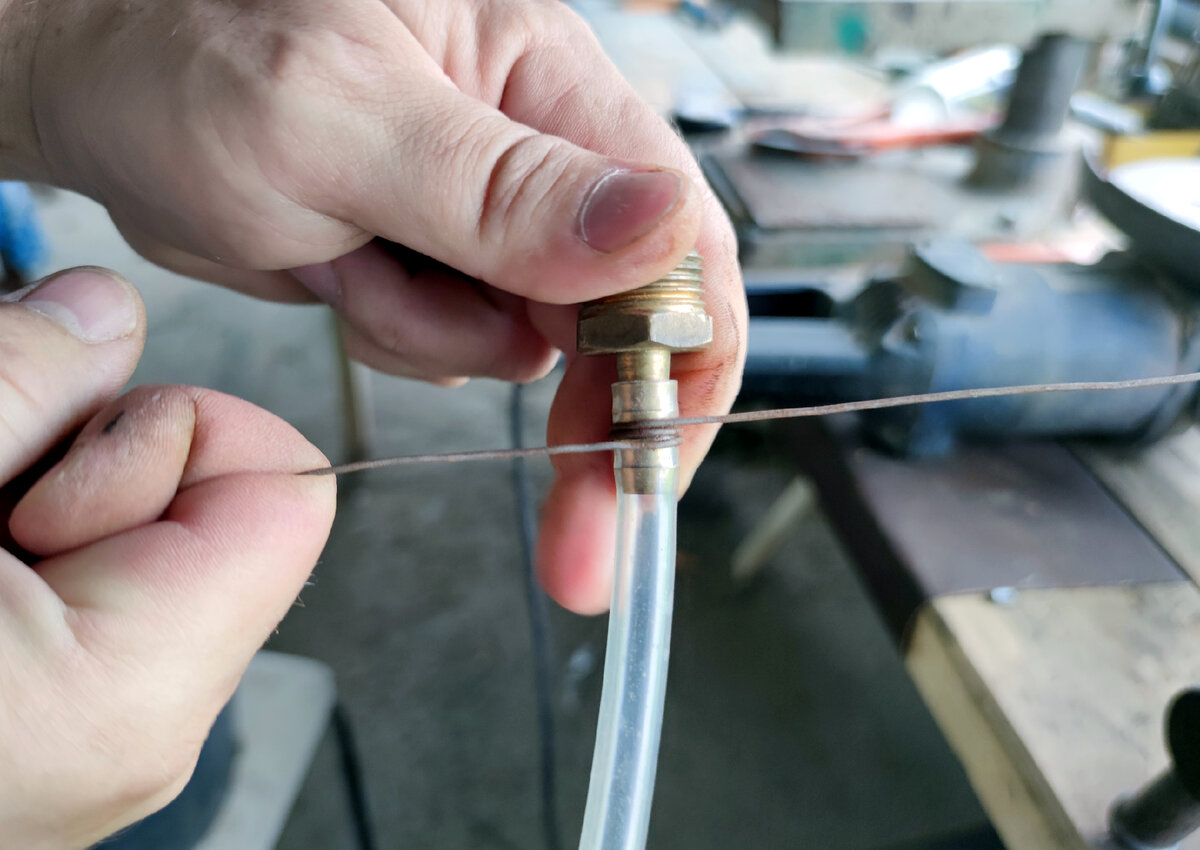 Обжать шланг проволокой. Фото штуцера для опрессовки. Хомут монтажный для полипропиленовых труб. Крепление полипропиленовой трубы к стене шпилька 110. Закрепить трубку на трубку.