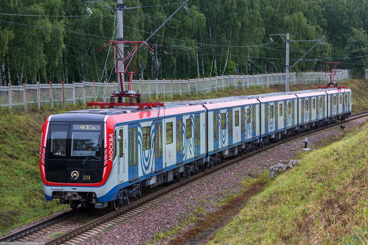 Поезд метро «Москва» с пантографом на кольце в Щербинке, источник фото   @russos_ap 