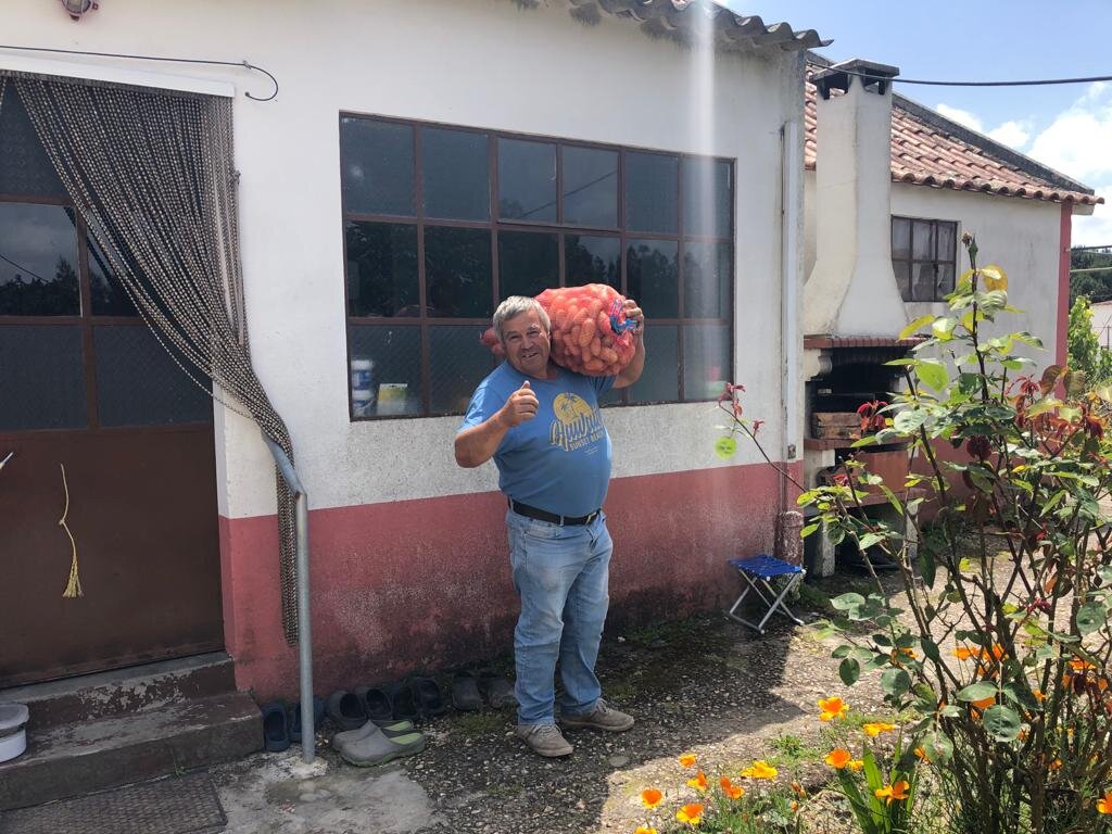 Сосед принес картошку