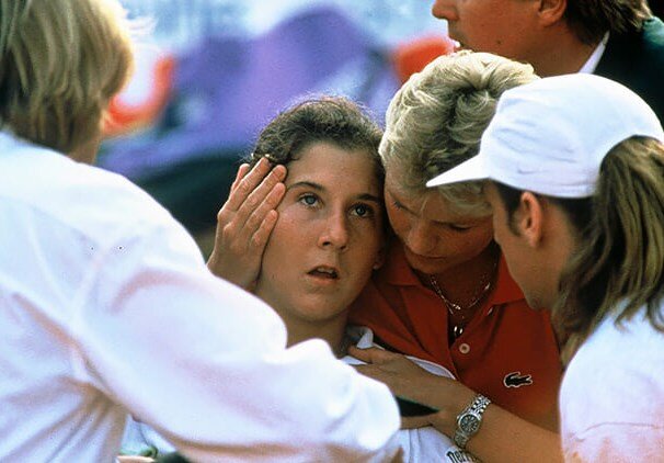 Фото: sportmagazin.net югославско-американская профессиональная теннисистка - Моника Селеш после совершенного на неё нападения в апреле 1993-го года