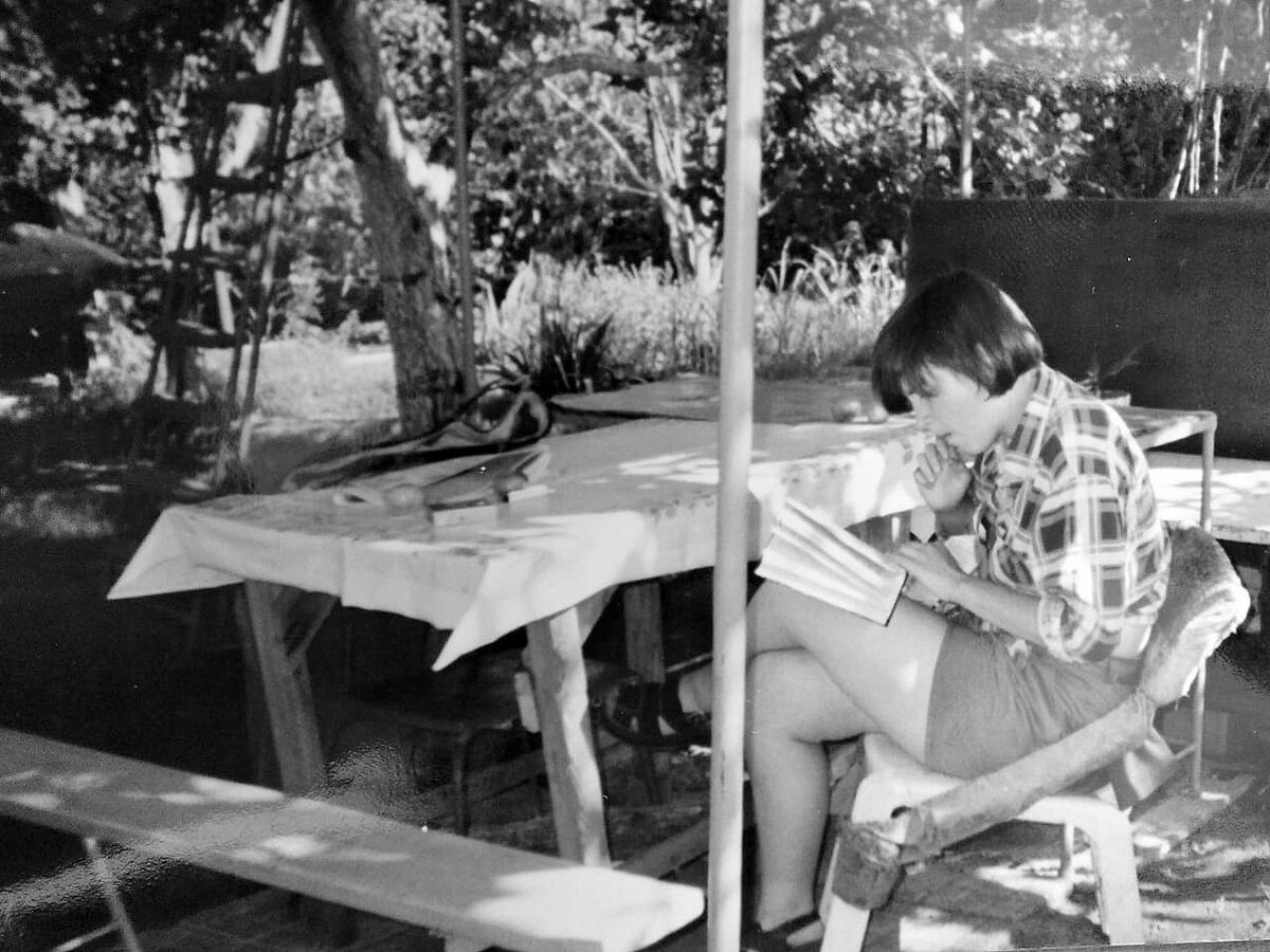 Сегодня, оглядываясь назад, я понимаю, что и до тех пор мне было не так уж плохо - с моими книжками, увлечениями, стихами, фантазиями...