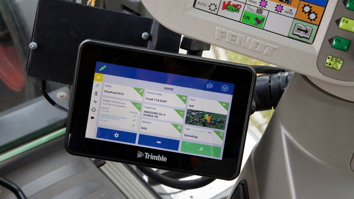 Функциональный дисплей Trimble GFX 350 в кабине сельхозтехники. Фото: Trimble.