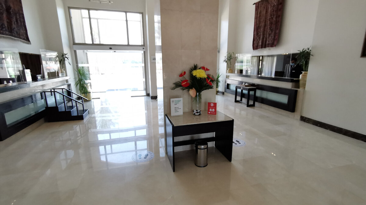 Лобби все чистенько