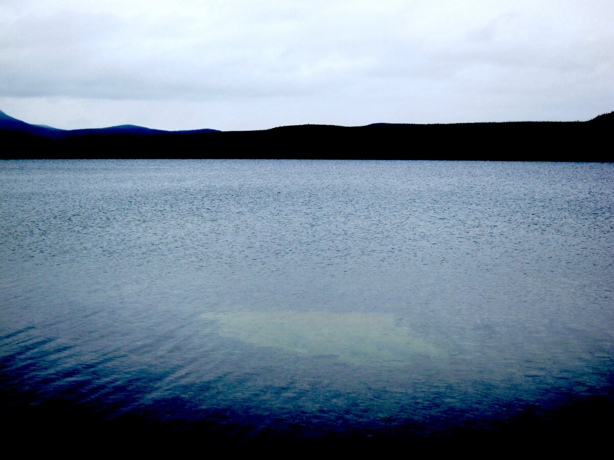 Озеро Лабынкыр с объектом в воде. Фото автора. 