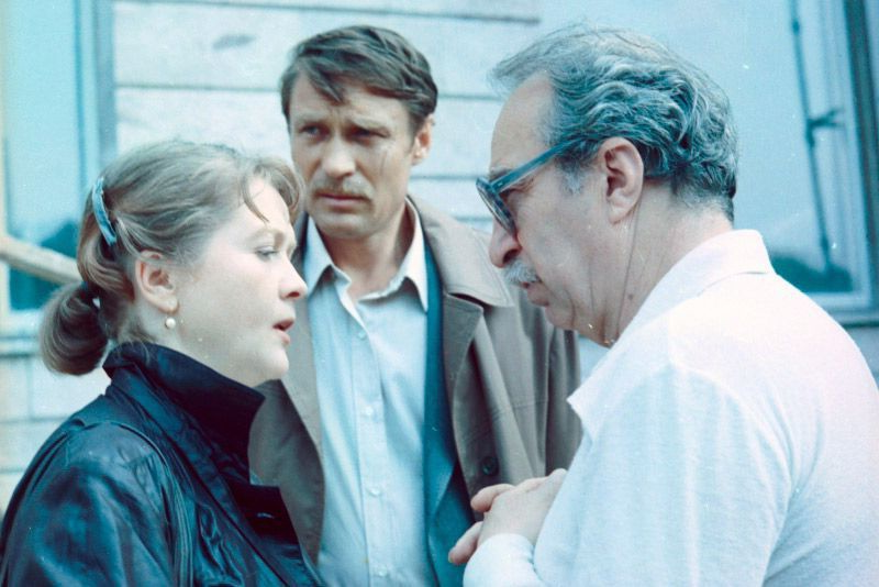 Александр Михайлов и Наталья Гундарева на съёмках фильма "Одиноким предоставляется общежитие"