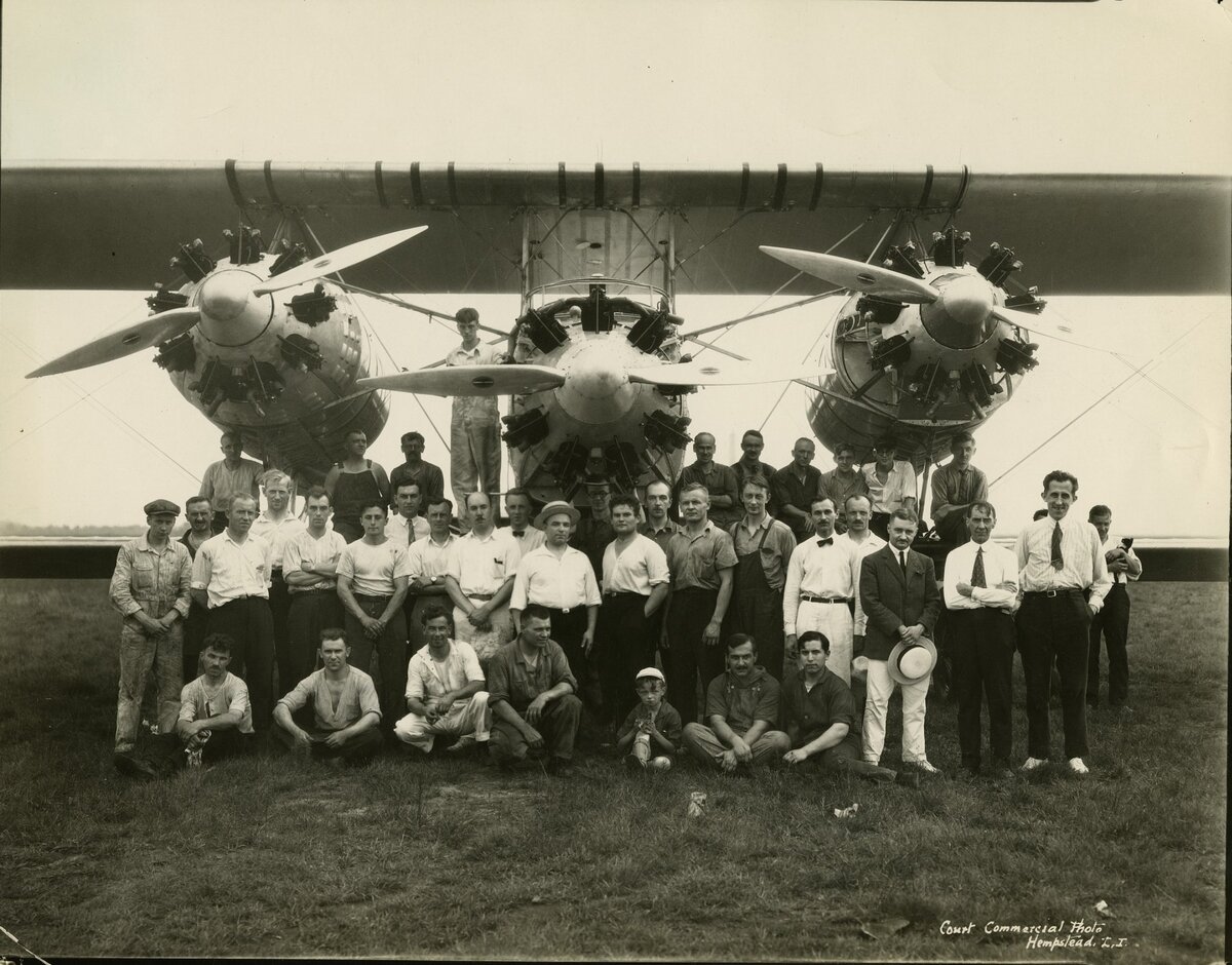 Инженеры и работники компании Sikorsky Manufacturing Company на фоне Sikorsky S-35. Найдёте Игоря Сикорского? Фото: Public domain