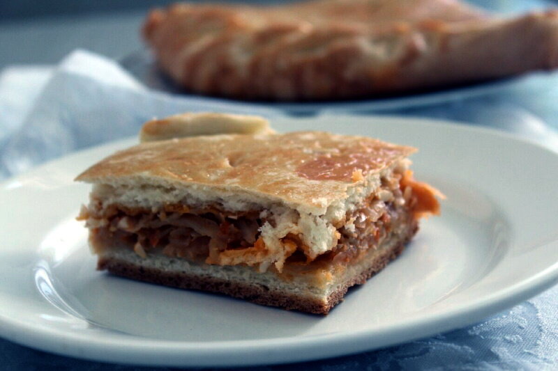 Кулебяка с тушеной капустой