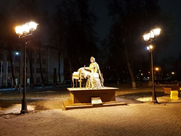 Памятник Екатерине Великой в Катькином скверике (листаем карусель)