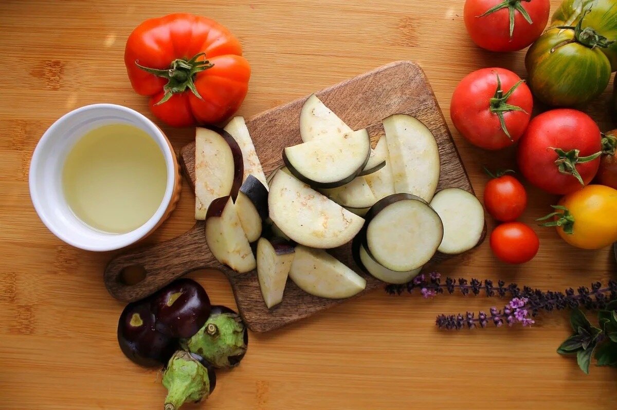 Баклажаны на сковороде с чесноком и помидорами 🍆 🍅 | Книга рецептов | Дзен