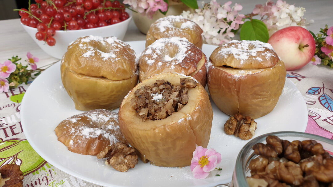 Яблоко запеченое с медом и орехами