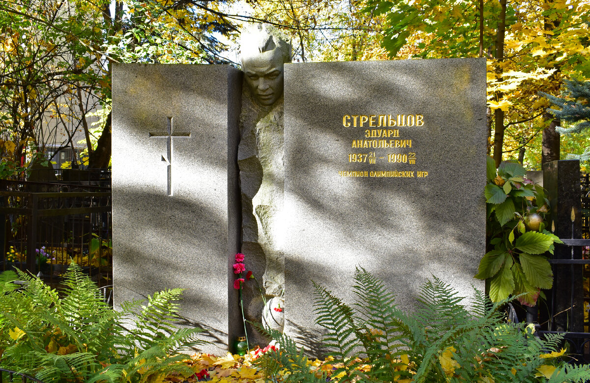 Могила мариса лиепы на ваганьковском кладбище фото