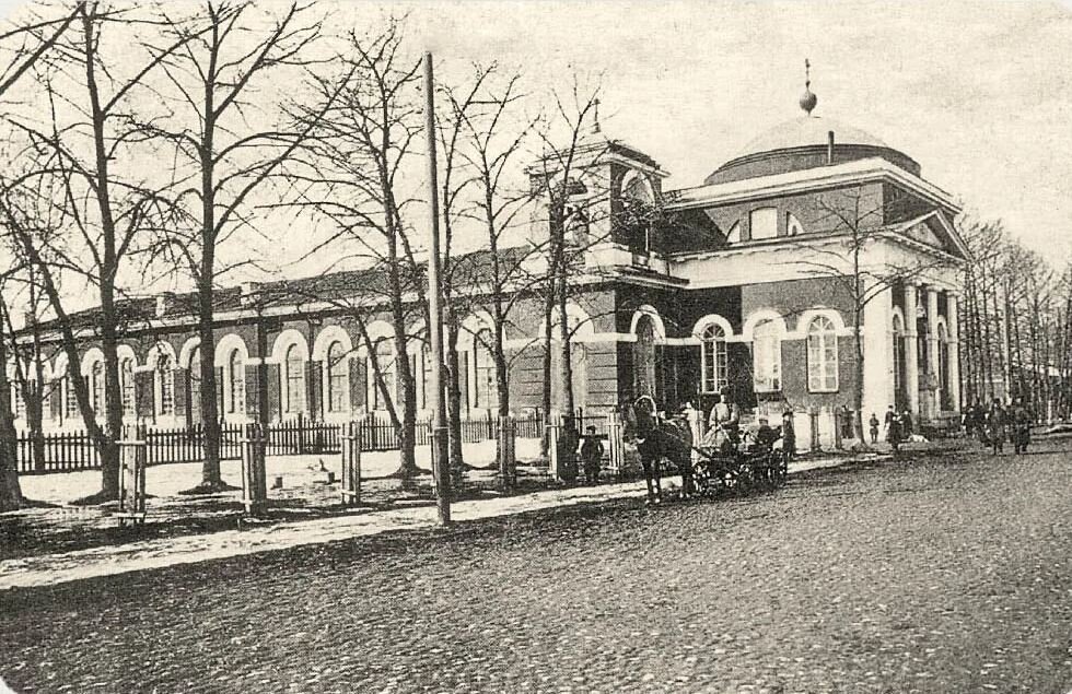 Псков. Церковь и Манеж Иркутского полка