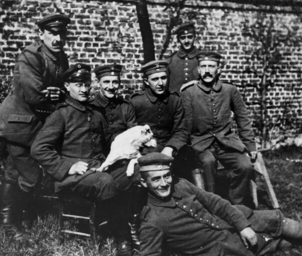 Адольф Гитлер с сослуживцами, 1914г