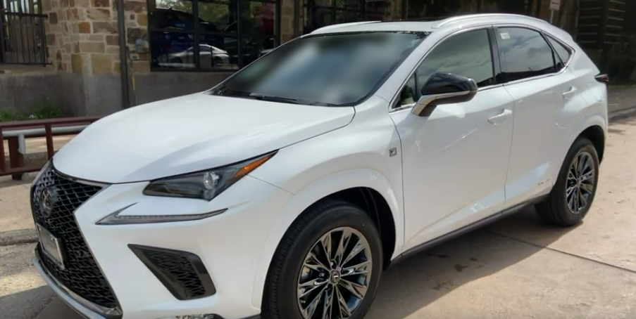Дизайн передней и левой части кузова у Lexus NX 300h F Sport Black Line 2021 года.