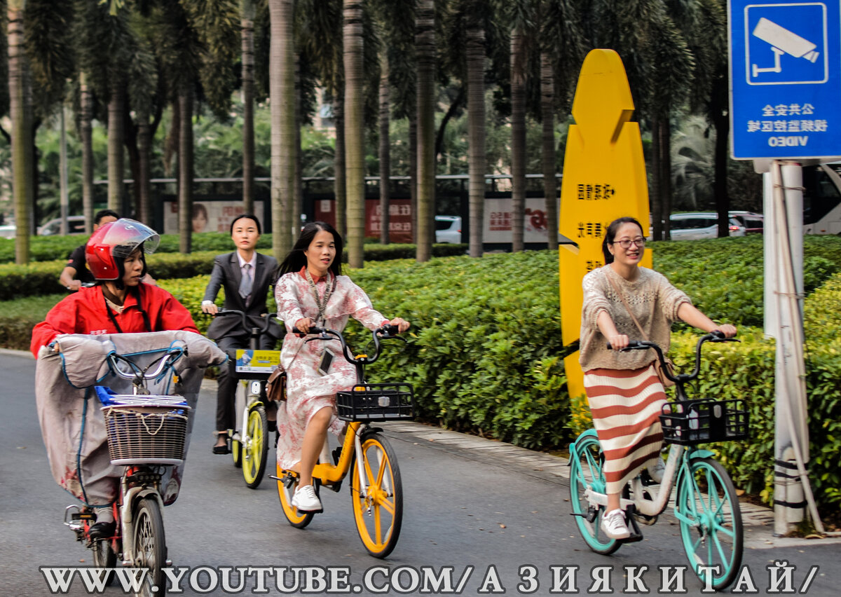 Китаянки на велосипеде - самый популярный транспорт в Китае 