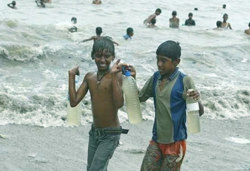 мальчики с бутылками воды