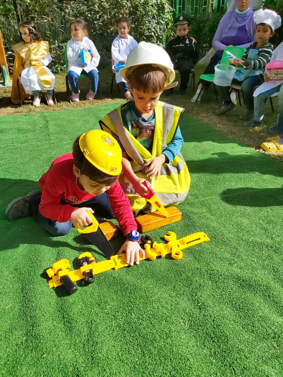 Изучаем профессии. Строители в деле. Фото автора.