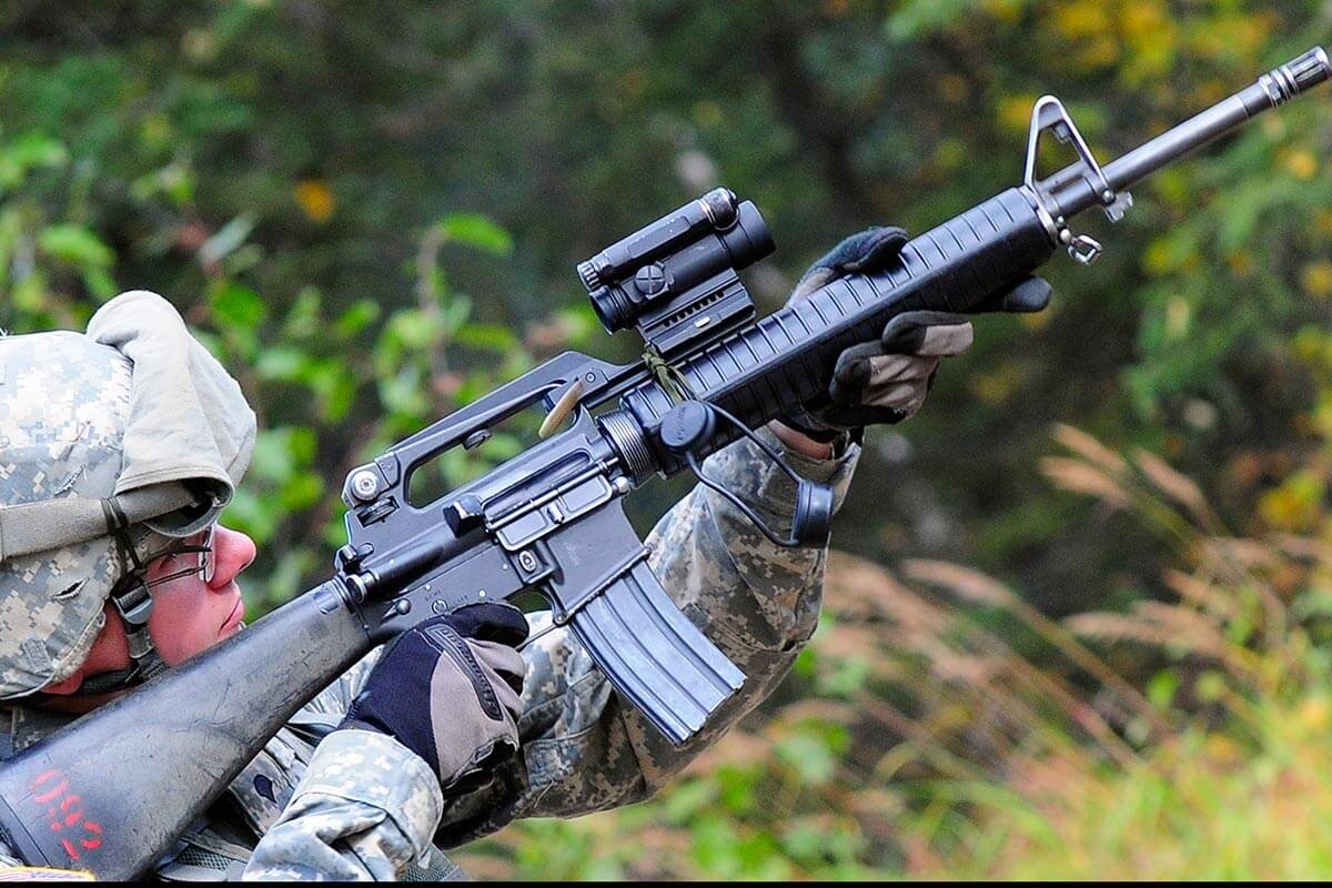 Военнослужащий США с  M16A2