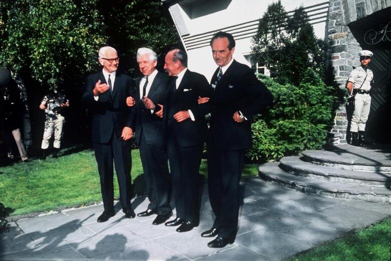23 августа 1971 года переговорщики в саду миссии США в Западном Берлине все еще радуются успешно завершившимся переговорам - слишком рано