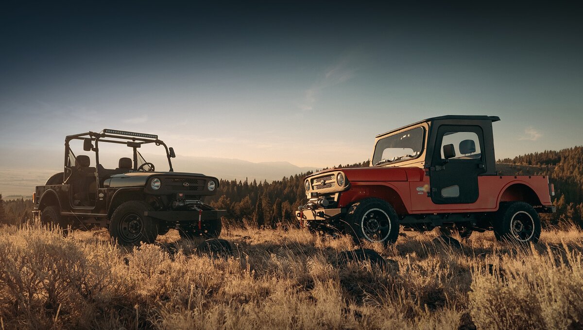 У топ-модели (справа) имеются крыша, двери, «стёкла» из поликарбоната (лобовое с дворниками) и лебёдка. Фары в любом случае — галогенные, задние тормоза — барабанные. Быстрее 88 км/ч Роксоры не едут. Завод в Оберн-Хиллсе (Мичиган) выпускает только чёрные и красные машинки.