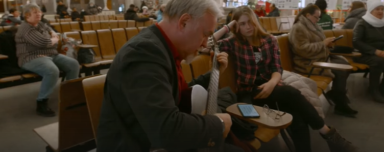 16 марта на территории железнодорожного вокзала «Новосибирск главный» Аркадий Бурханов, ансамбль «Маркелловы голоса» и студенты консерватории провели флешмоб, исполнив песню «С чего начинается Родина». Кадр из видео