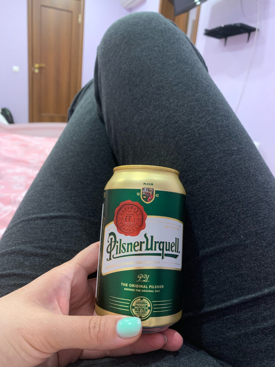 О чем можно мечтать после целого дня, проведённого  в машине😂 завалиться на удобную кровать с баночкой светлого😝