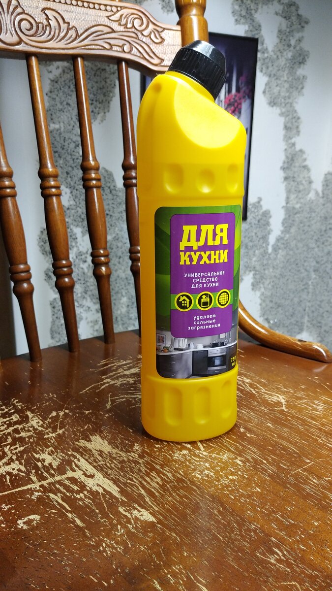 Наносила я этот раствор, с помощью кисти, на всю поверхность, подождав  некоторое время, до растворения остатков лака и морилки. Смыв влажной тряпкой (работала в перчатках, очень едкий состав), я подготовила поверхность до того уровня, который меня устроил для дальнейшей работы.