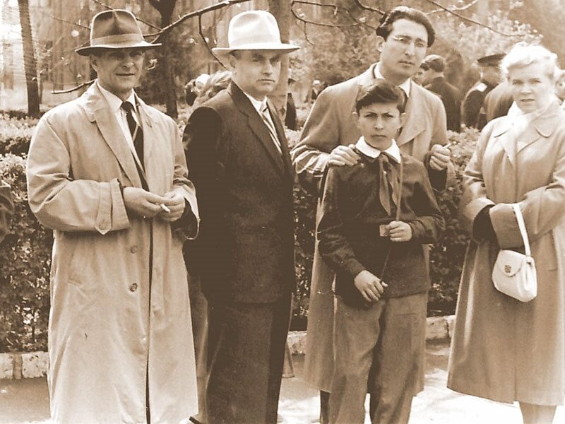 На фото начала 60-х (слева направо): Николай Николаевич Куракин, Лазаров, Василий Цаголов с сыном Олегом и Юлия Семеновна Володская на первомайской демонстрации.