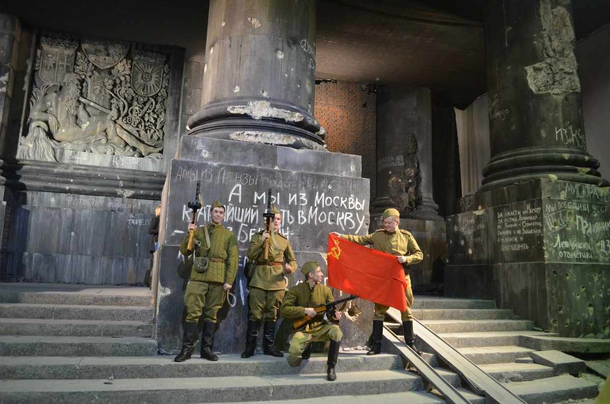 Союзники в берлине. Знамя Победы в Берлине 1945. Штурм Рейхстага Знамя Победы. Советские солдаты у Рейхстага 1945. Рейхстаг Знамя Победы.