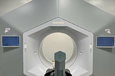    Линейный ускоритель Halcyon, изготовленный компанией «Фабрика РТТ», работающей в особой экономической зоне «Дубна» © Сайт Министерства инвестиций, промышленности и науки Московской области