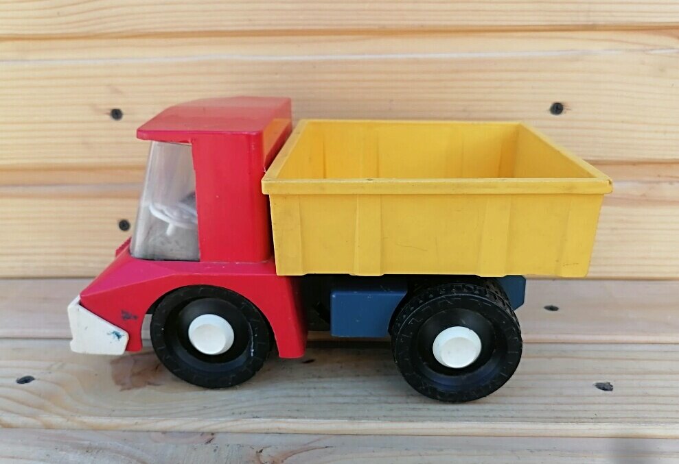 ПО "Norma", Таллин Модификации В серии пластмассовых игрушек выходили: Особенности (с незначительными изменениями такой салон использовался во всех игрушечных грузовиках, производимых заводом) -1-2