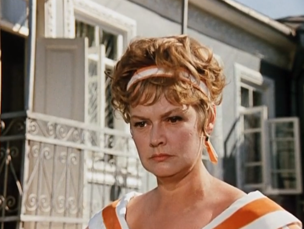 Нина Гребешкова. Кадр из кинофильма "12 стульев", 1971 г., режиссер Леонид Гайдай, сценаристы Владлен Бахнов, Леонид Гайдай, композитор Александр Зацепин (скриншот)